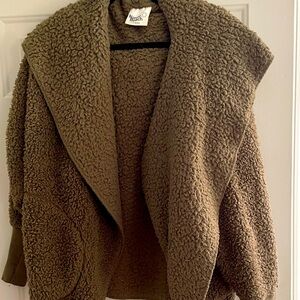 NORDIC BEACH OLIVE WRAP. One size